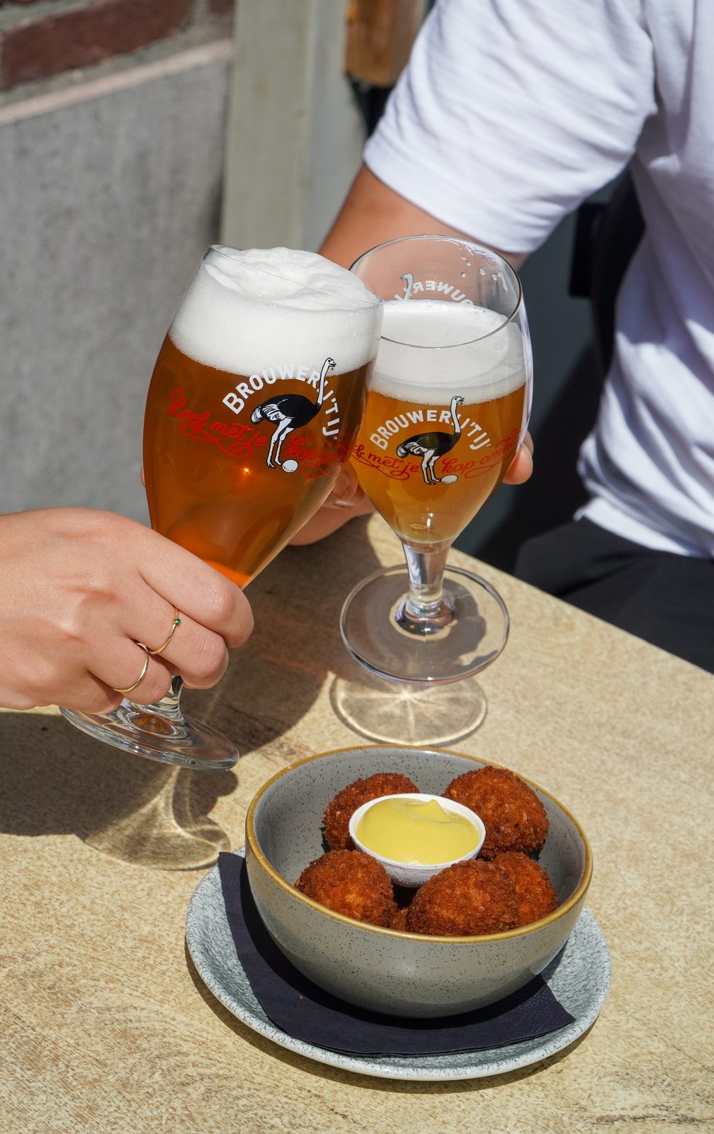Champagne toast direct na de huwelijksceremonie bij Gouds Glas Gouda