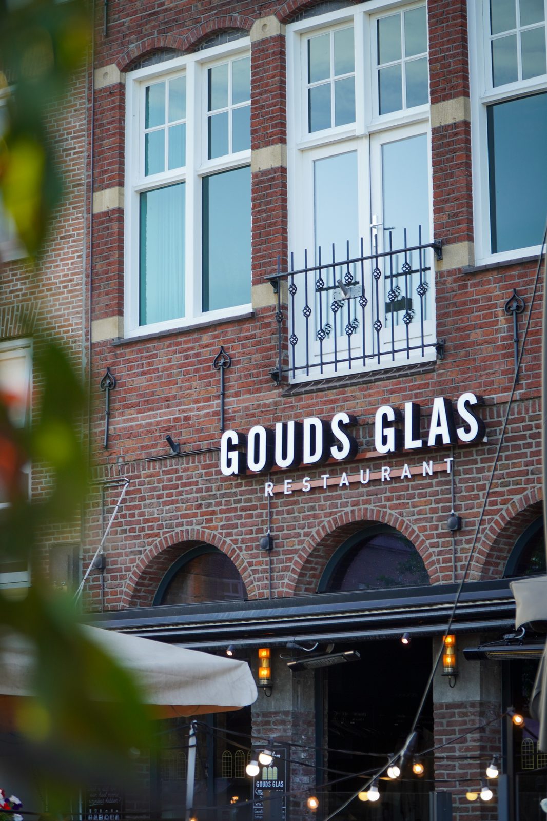 De gevel van Gouds Glas aan de Markt in Gouda